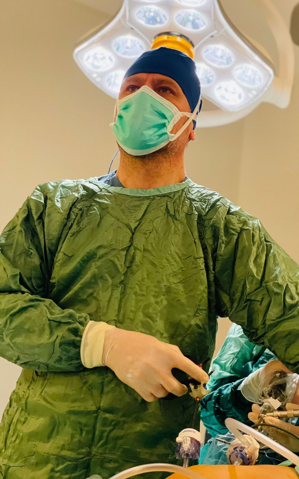 Op. Dr. Ersan Semerci performing a laparoscopic operation